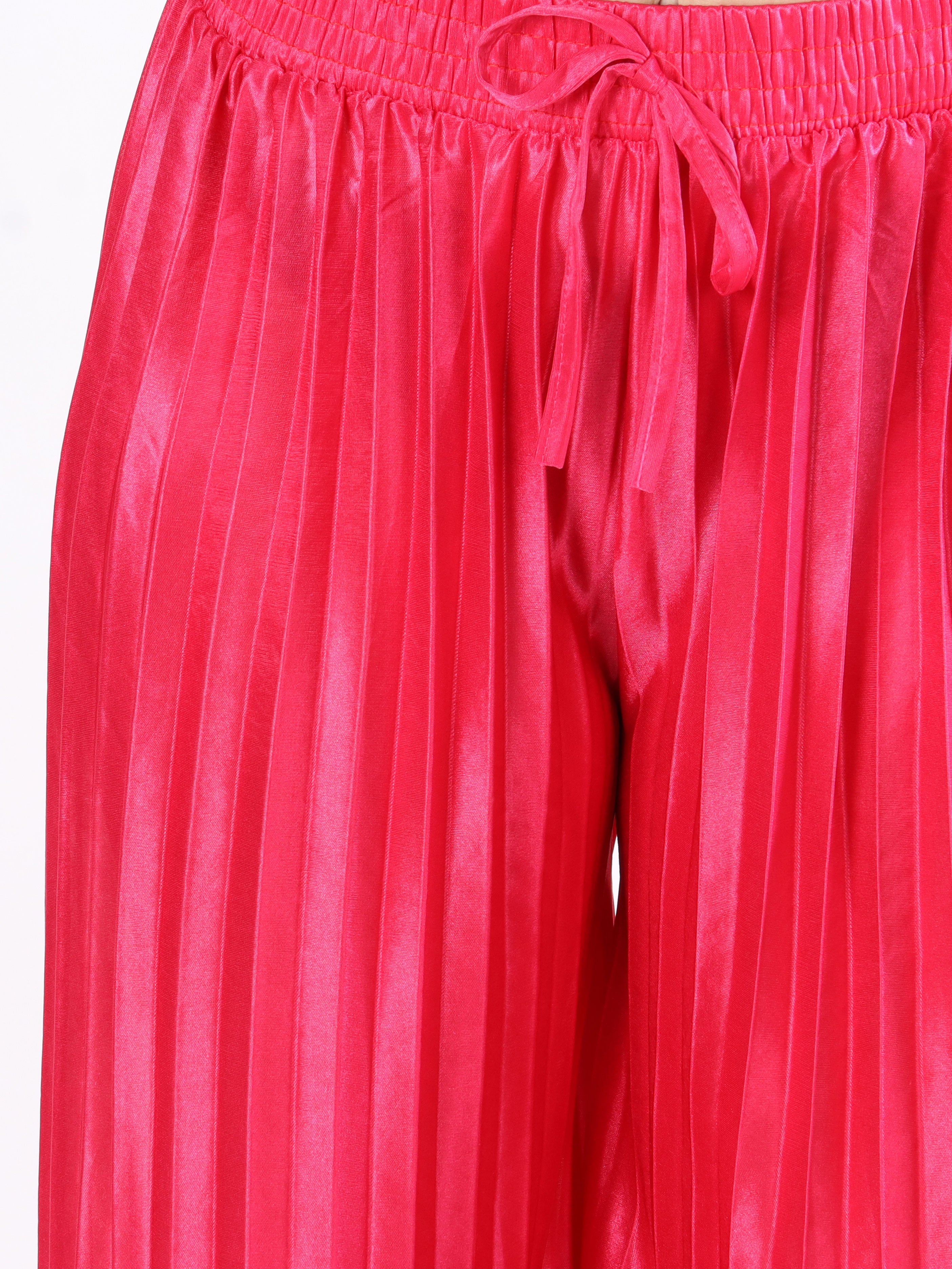 Callie - Enkla plisserade byxor i glänsande tyg